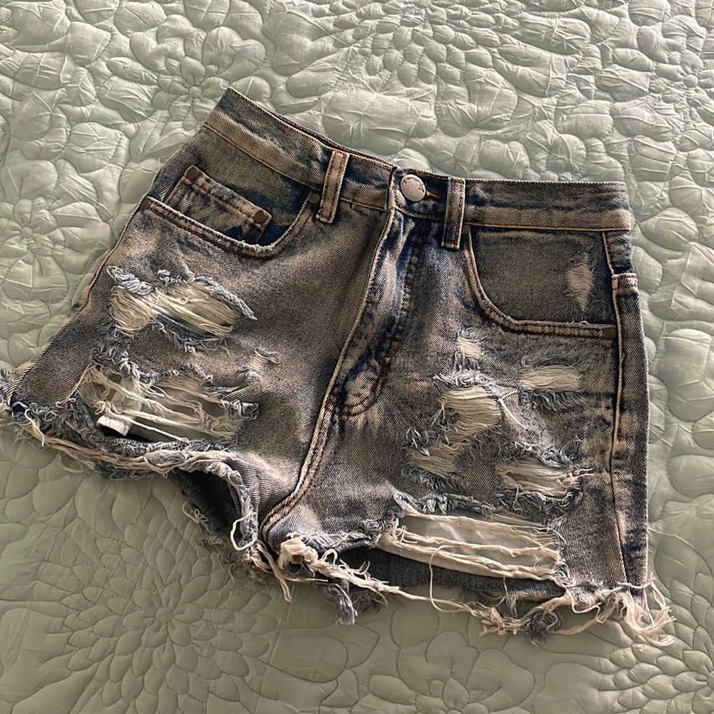 Signature 8’ Jean shorts, size small